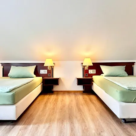 2-4 Pers Wlan Und Parkplatz, Hdz Und Kliniken In Der Naehe, Direkt An Der A2 Und A30 Gelegen لونه